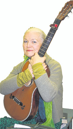 Gern greift Eva- Maria Hagen auch heute noch zur „Geige“.